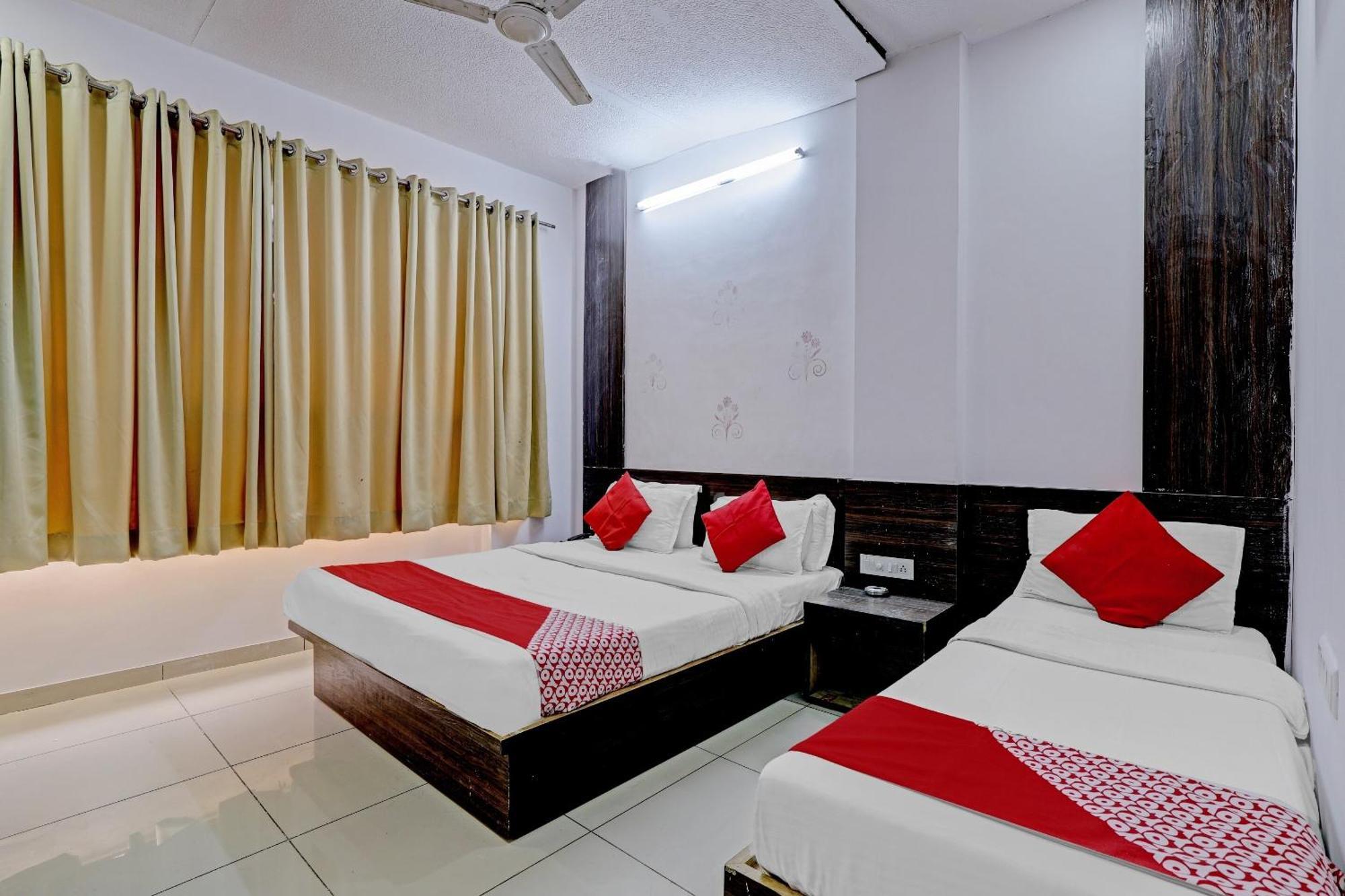 Oyo 11649 Hotel Mahima 甘地讷格尔 外观 照片