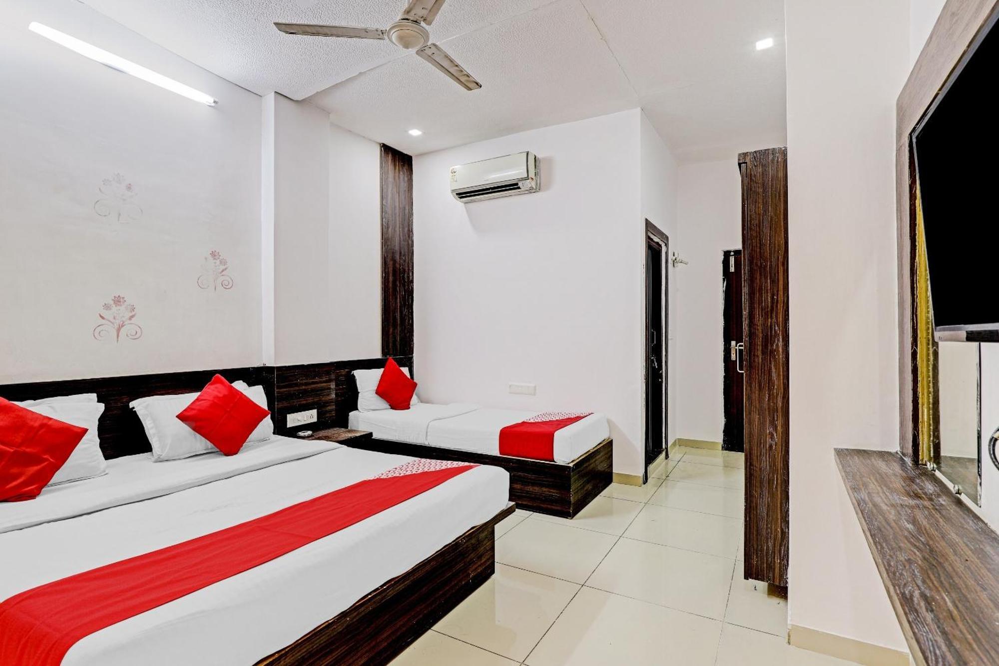 Oyo 11649 Hotel Mahima 甘地讷格尔 外观 照片