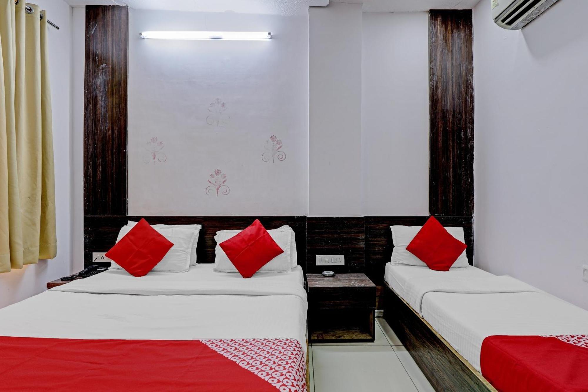 Oyo 11649 Hotel Mahima 甘地讷格尔 外观 照片