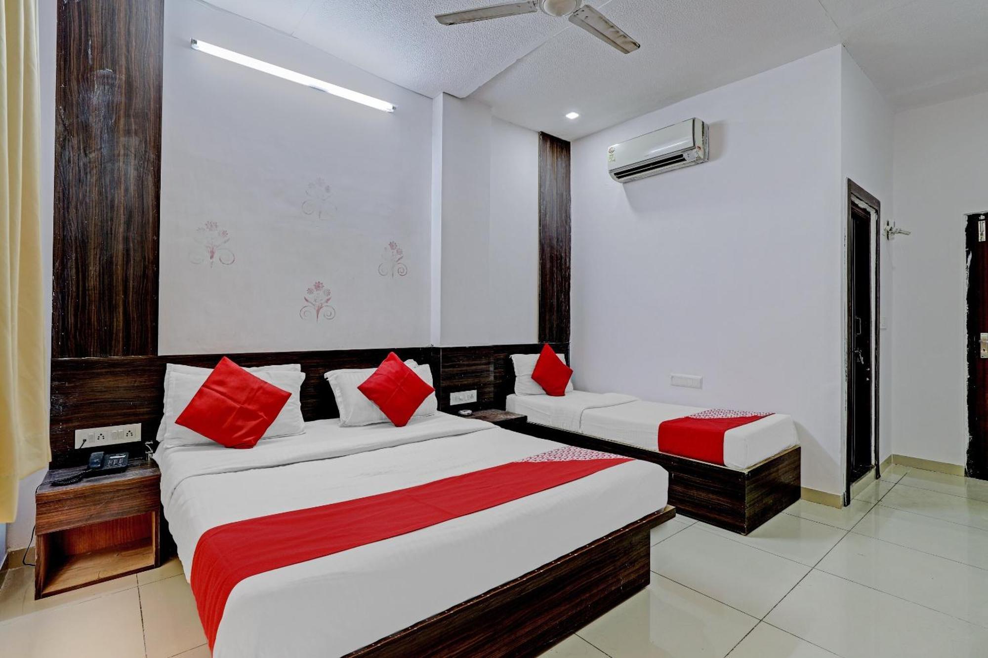 Oyo 11649 Hotel Mahima 甘地讷格尔 外观 照片