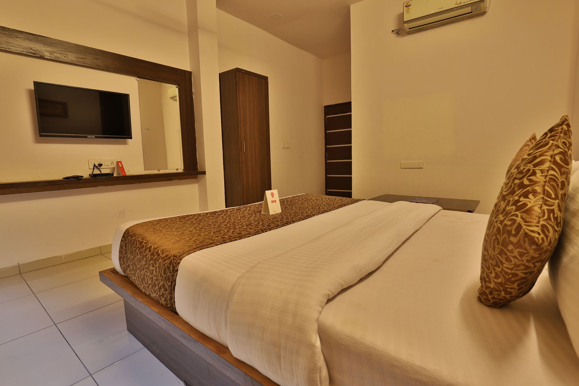 Oyo 11649 Hotel Mahima 甘地讷格尔 外观 照片